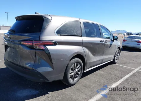 2021 Toyota Sienna Le z USA, uszkodzony, nr VIN 5TDKRKEC1MS042709